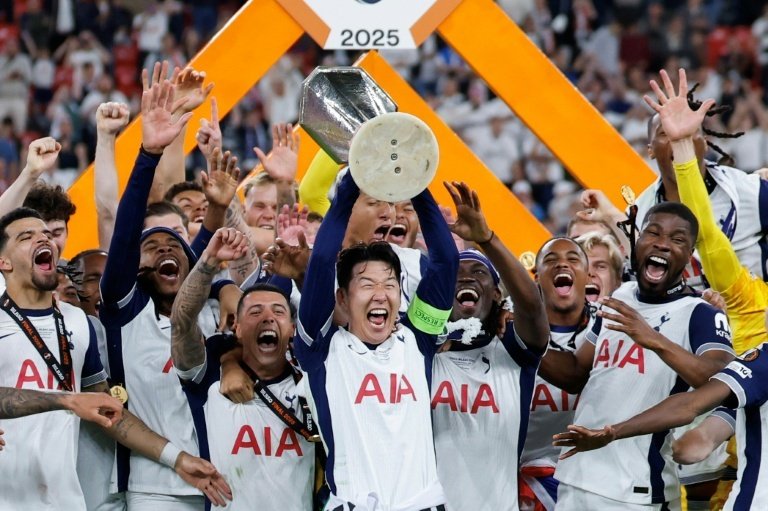Son Heung-min a déclaré qu'il était "l'homme le plus heureux du monde" après avoir remporté l'Europa League, lui permettant ainsi d'obtenir son premier trophée avec Tottenham.