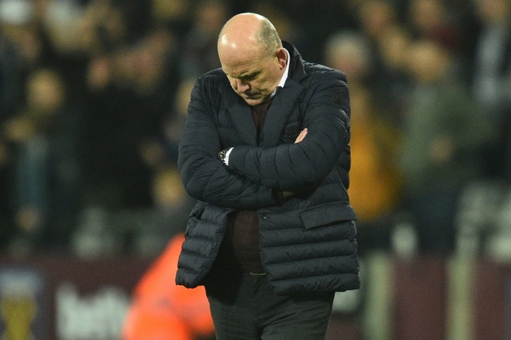Hull Citys English manager Mike Phelan reacts on the touchline during their match against West Ham United in London on December 17, 2016
