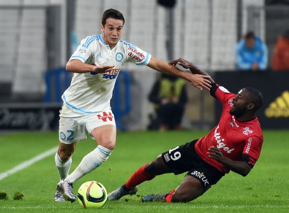 Marseilles defender Javier Manquillo (L) vies with Guingamps forward Yannis Salibur (R) on January 10, 2016 at the Velodrome stadium in Marseille, southern France