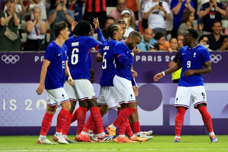 La Selección Francesa volvió a firmar otra victoria en los Juegos a costa de Guinea (1-0), a la que le anularon dos goles por fuera de juego. El combinado dirigido por Thierry Henry está virtualmente clasificado a cuartos y solo una debacle le dejaría fuera.