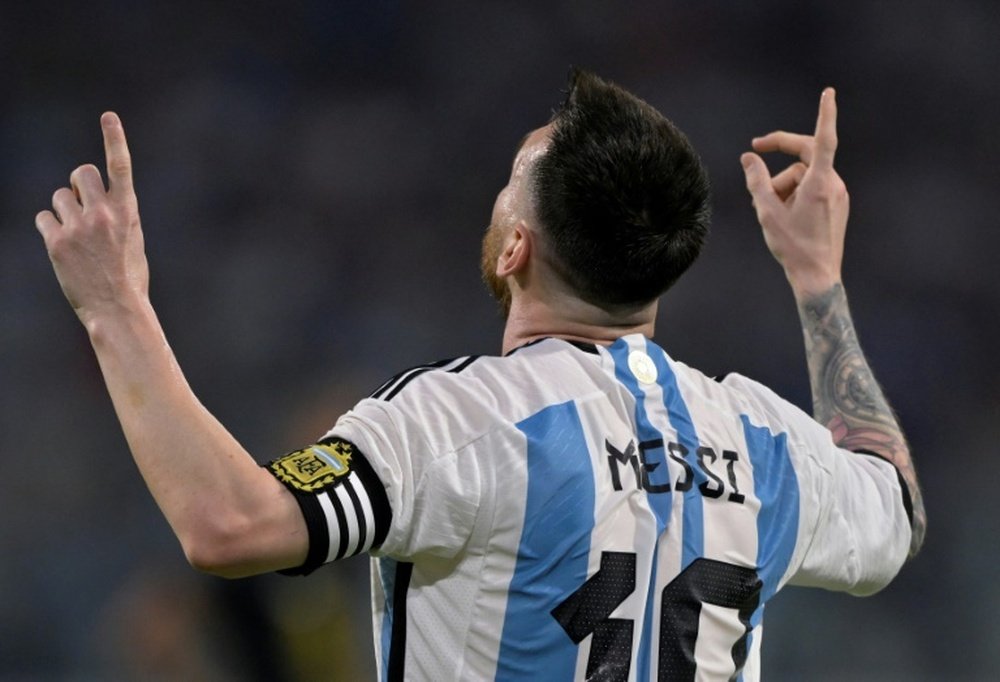 El 'Dibu' Martínez bromeó sobre el fichaje de Leo Messi por el Aston Villa. AFP