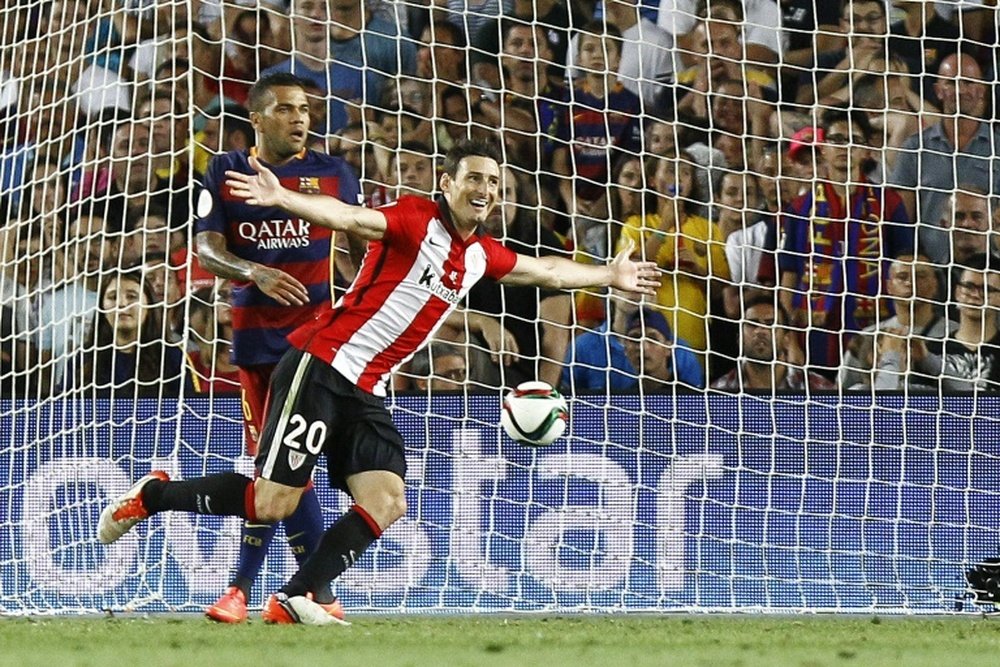 Athletic Bilbaos Aritz Aduriz (R) celebrates after scoring during the Spanish Supercup second-leg match against FC Barcelona at the Camp Nou stadium in Barcelona on August 17, 2015