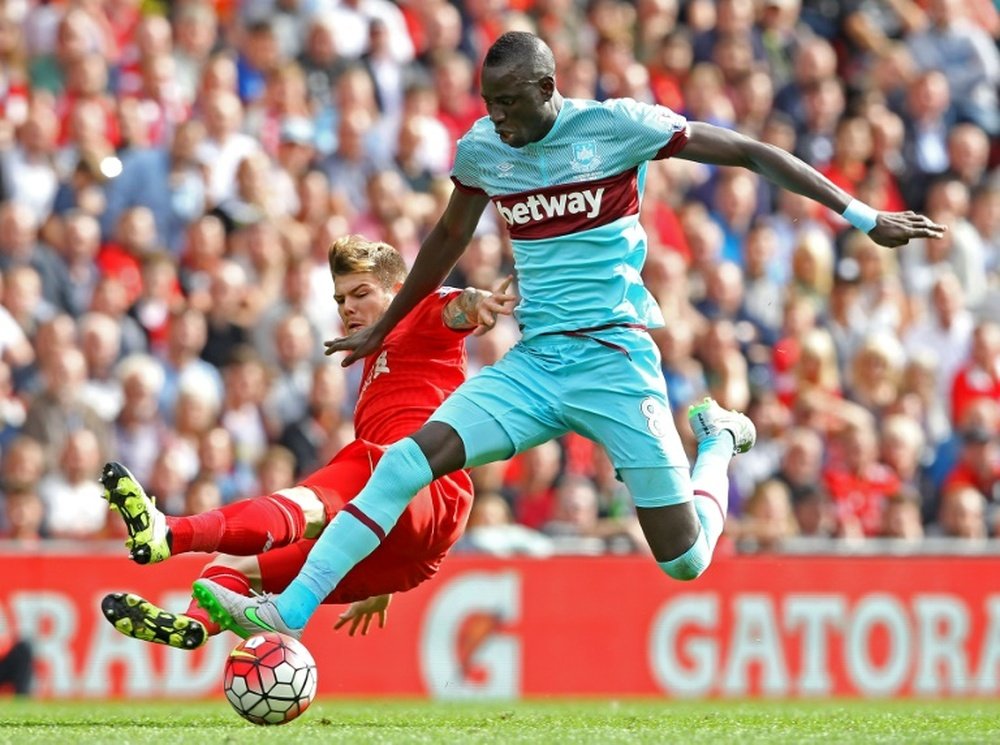 Liverpools Spanish defender Alberto Moreno (L) challenges West Ham Uniteds Senegalese midfielder Cheikhou Kouyate during the English Premier League football match in Liverpool, England on August 29, 2015