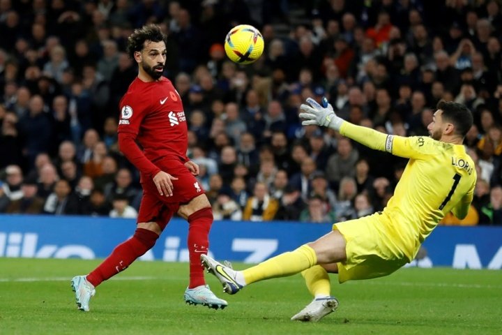Salah não dá chances aos 'spurs'