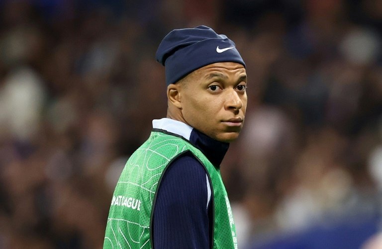 Mbappé rejeita proposta da liga francesa na disputa com o PSG. AFP