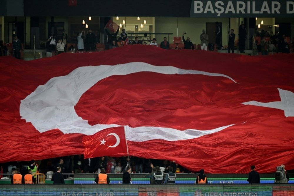 Suspendido el fútbol en Turquía por la terrible agresión a un árbitro. AFP