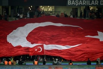 La Federación Turca ha decidido suspender todo el fútbol otomano, de manera indefinida, después de que el presidente del Ankaragücü y los jugadores del mismo agredieran al árbitro que pitó el choque contra el Rizespor.