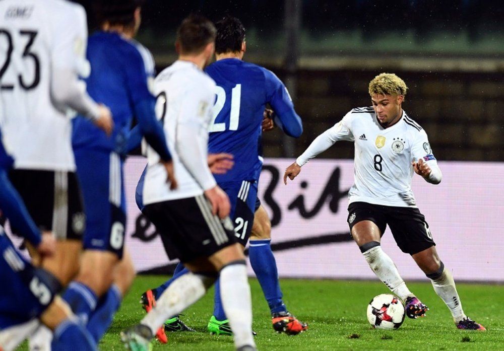 Germanys midfielder Serge Gnabry (R) runs with the ball during their World Cup 2018 qualifying football match on November 11, 2016 at the San Marino stadium in Serravalle
