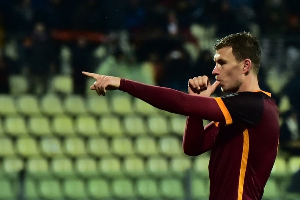 Romas forward Edin Dzeko celebrates after scoring a goal during the Serie A football match between Carpi and AS Roma at Alberto Braglia Stadium in Modena on February 12, 2016