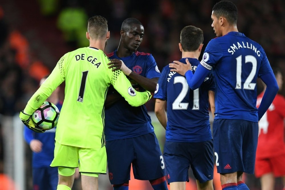 Manchester Uniteds goalkeeper David de Gea (L) is thanked by defender Eric Bailly on October 17, 2016