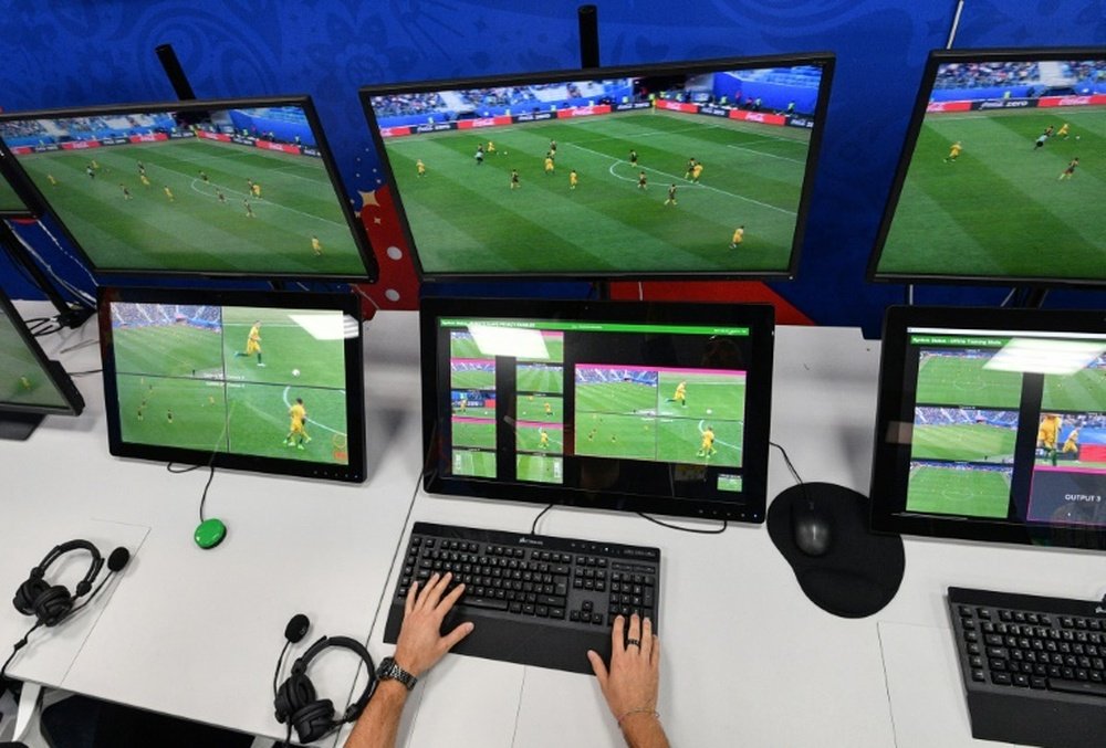 La FIFA trata de mejorar la tecnología del VAR. AFP