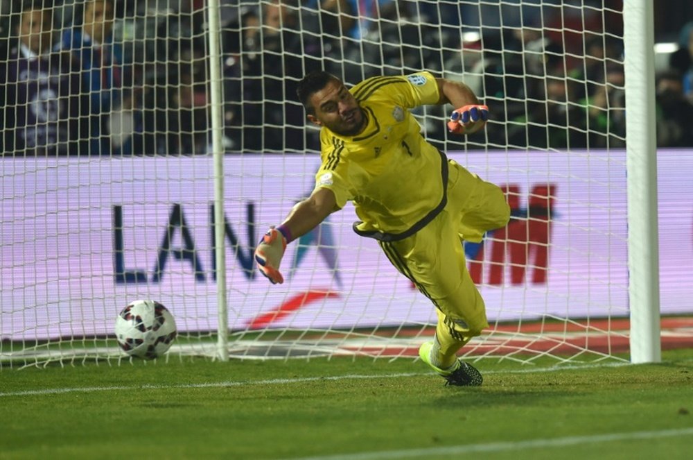 Sergio Romero se enfrentará a su ex equipo, la Sampdoria. AFP