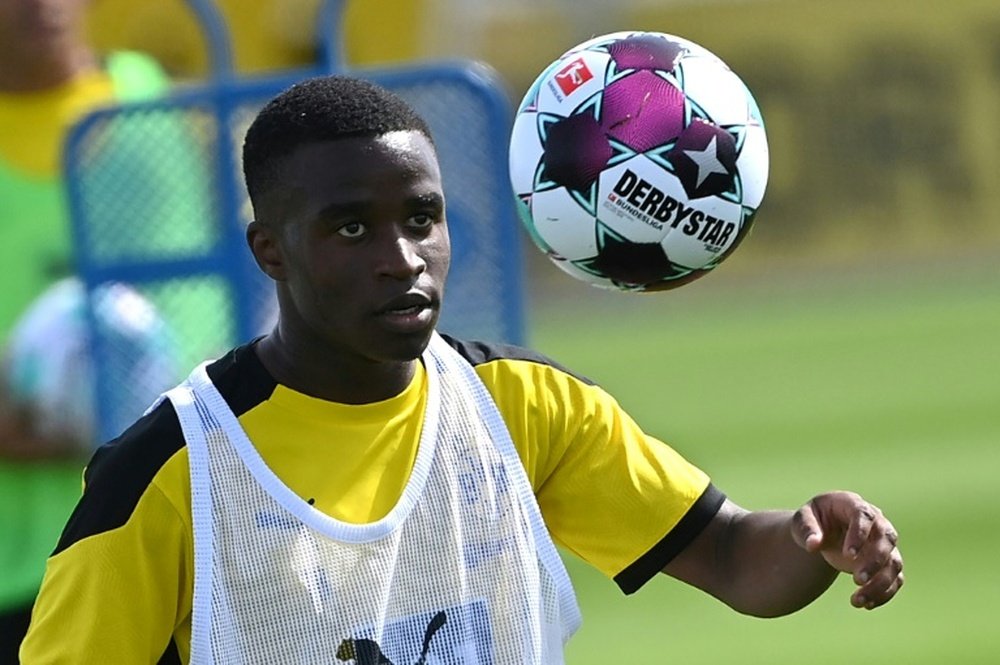 Le jeune Moukoko dans le groupe de Dortmund. GOAL