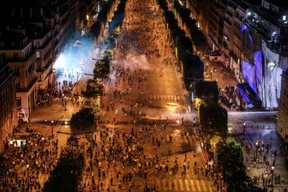 Los disturbios en la noche en que Francia se proclamó campeona han dejado 300 detenidos. AFP