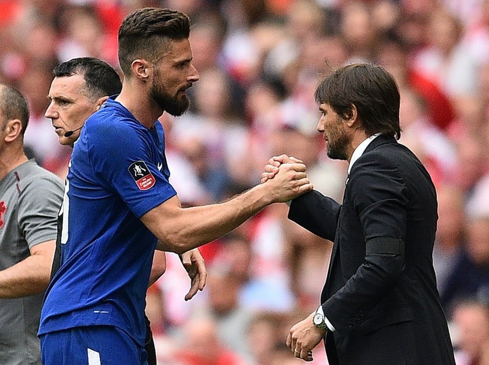 Conte pide a Giroud para ganar centímetros ofensivos. AFP