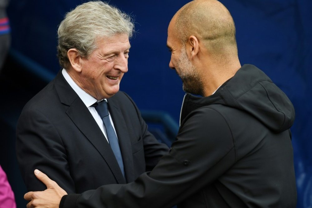 Tacle de Roy Hodgson à Pep Guardiola. AFP