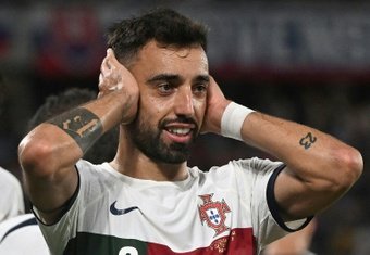 Un solitario gol del cumpleañero Bruno Fernandes le dio la victoria a Portugal frente a Eslovaquia (0-1) y confirmó el mejor arranque en una fase de clasificación de Eurocopa o Mundial para el combinado luso, con 5 triunfos en 5 partidos.