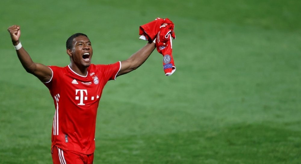 Alaba se quedará en el Bayern un año más. AFP