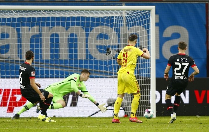 Leverkusen é derrotado em casa e perde força na briga pelo título