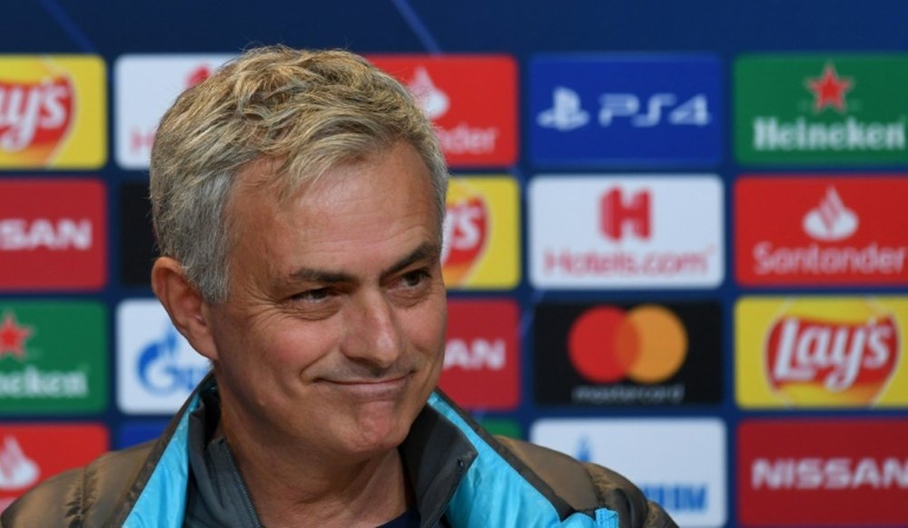 Mourinho será mucho más rico si mete al Tottenham en Champions. AFP