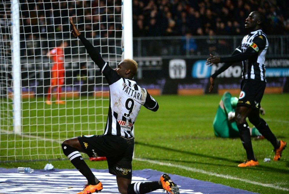 Angers forward Mohamed Yattara (L) celebrates after scoring during the French L1 football match against Monaco on January 30, 2016