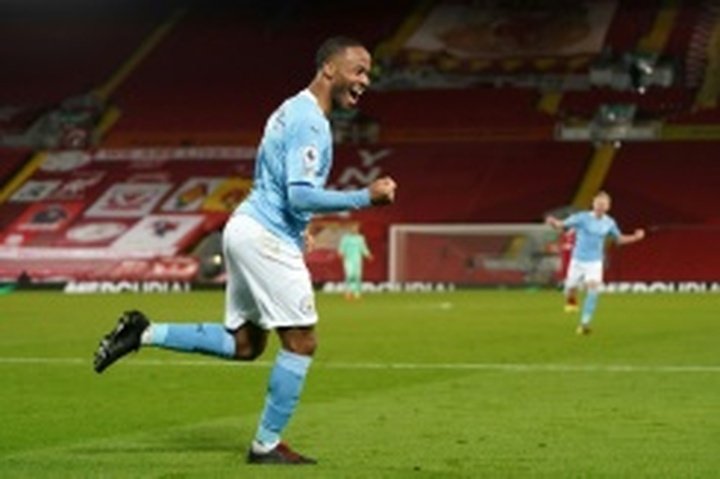 Raheem Sterling marca contra o Liverpool.AFP