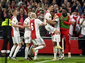 Tout juste arrivé à la tête de l'équipe A cette semaine pour remplacer Alfred Schreuder, le nouvel entraîneur de l'Ajax Amsterdam, John Heitinga, a connu sa première victoire ce dimanche face à Excelsior (4-1), mettant fin à une série de 7 matchs sans victoire en championnat