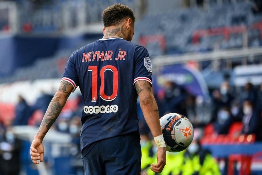Neymar fue expulsado por doble amarilla ante el Lille. AFP