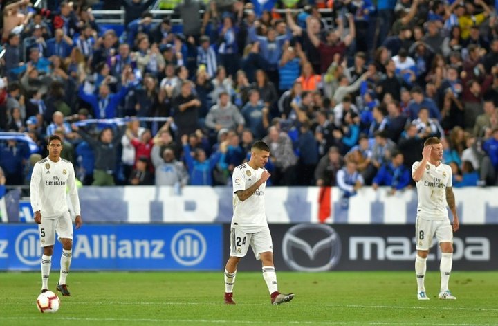 Unconvincing Madrid stunned as Alavés strike at the death