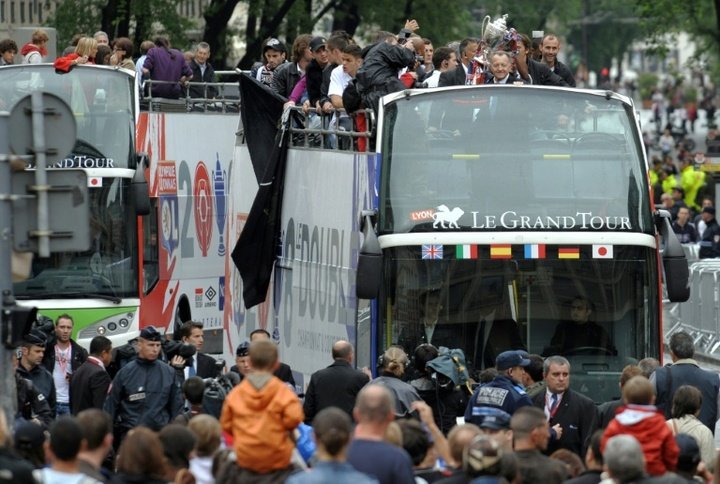 Lyon bus stoned outside Marseille stadium