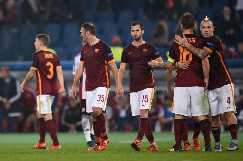 Jugadores de la Roma, tras marcar un gol. AFP