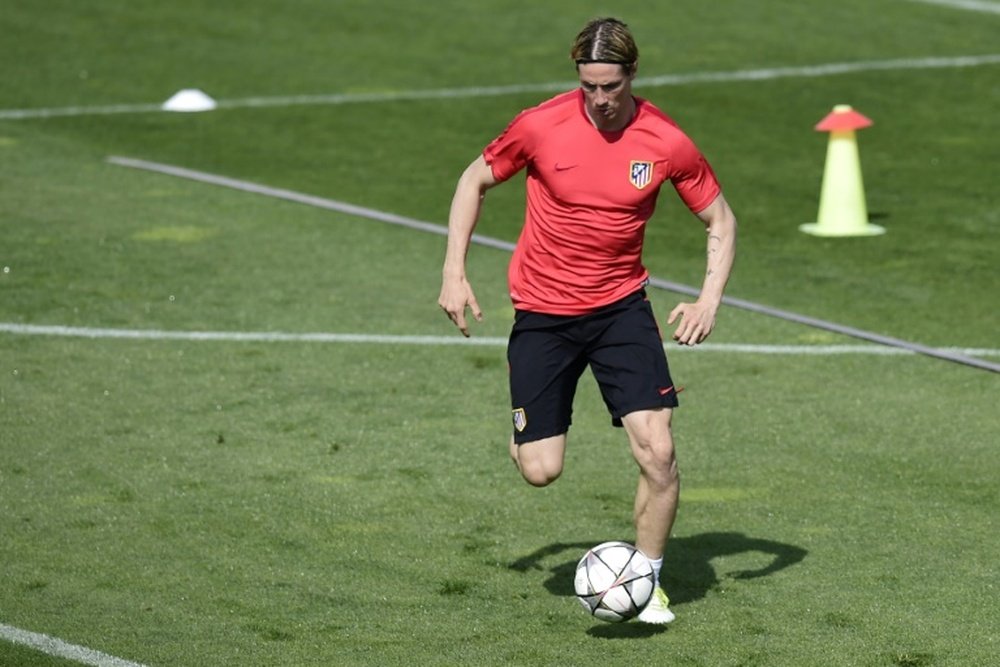 Atletico Madrids forward Fernando Torres takes part in a training session at Atletico de Madrids sport city in Majadahonda near Madrid on April 26, 2016