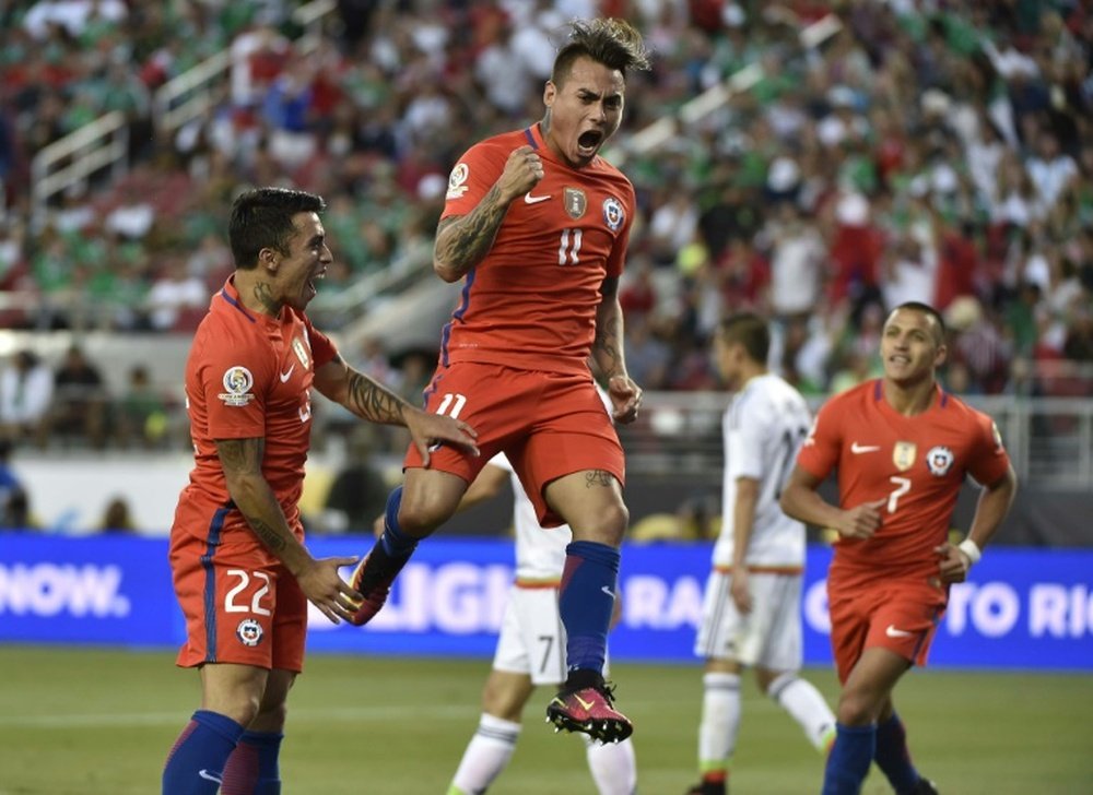 Chiles Eduardo Vargas (C) celebrates after scoring against Mexico during the Copa America Centenario quarterfinal in Santa Clara, California on June 18, 2016