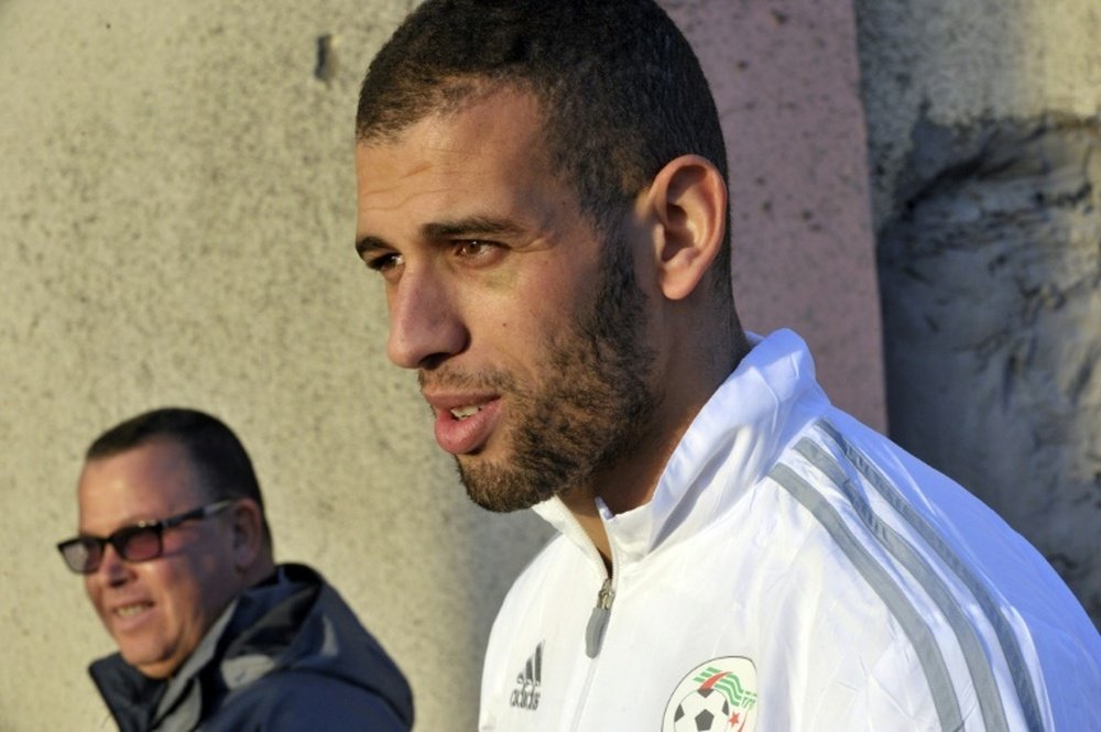 El argelino llega cedido al conjunto de Rafa Benítez. AFP