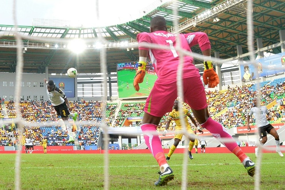 Le joueur du Ghana Asamoah Gyan marque de la tête lors du match de la CAN contre Mali. AFP