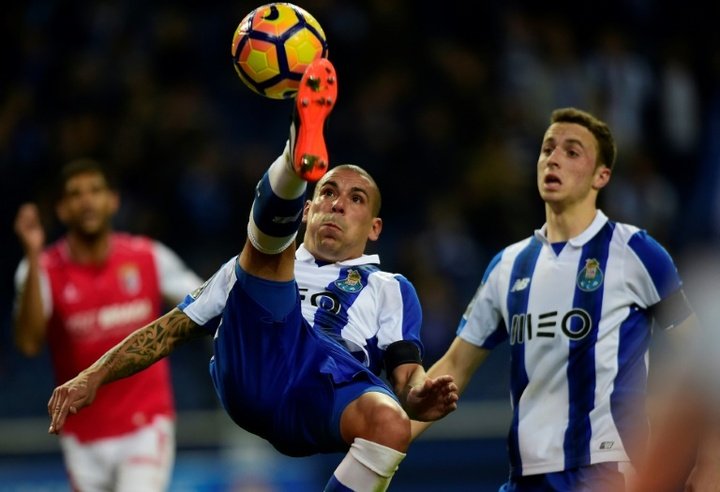 FC Porto recebeu proposta por Maxi Pereira