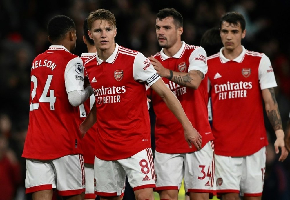 Arsenal dévoile son maillot spécial pour les 20 ans des Invincibles. AFP