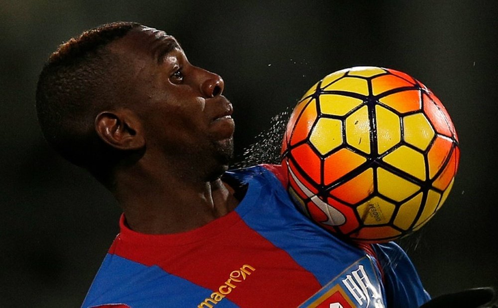 Crystal Palaces midfielder Yannick Bolasie controls the ball on November 28, 2015