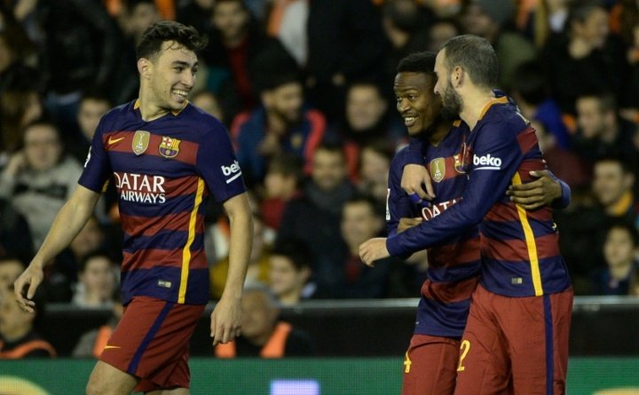 Barca set unbeaten record to see off Neville's Valencia