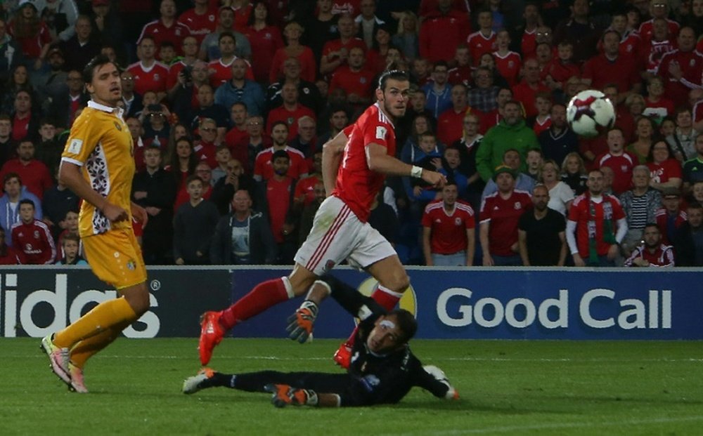 Bale lideró a Gales ante Moldavia con dos goles y una asistencia. AFP