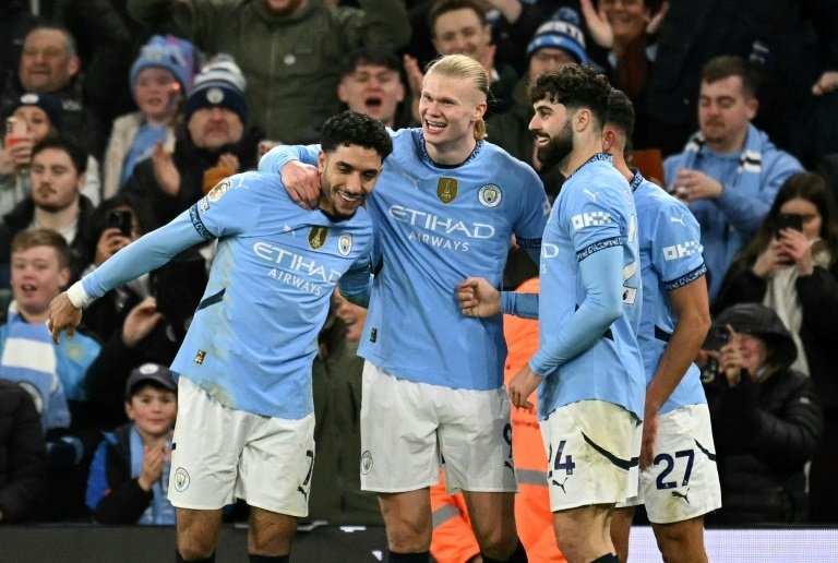 Erling Haaland (centre) avec Omar Marmoush (gauche). AFP