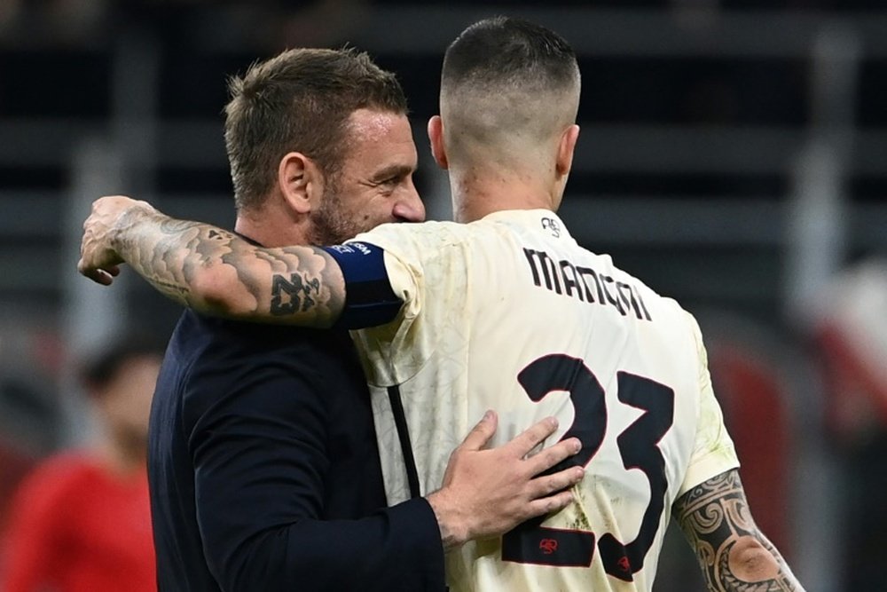Daniele De Rossi abraça jogador do Roma. AFP