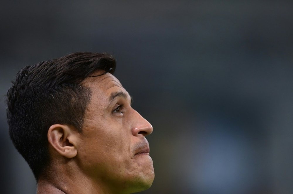 Alexis goes back to Italy after injury... and may not return until 2020! AFP
