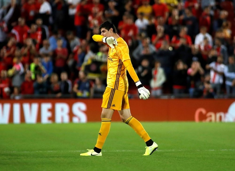 Courtois le transmitió al árbitro que un láser le apuntó a los ojos durante el Levante-Madrid. AFP