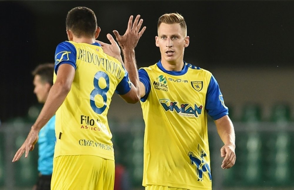 El Chievo sigue con paso firme en la Serie A y se coloca tercero. AFP