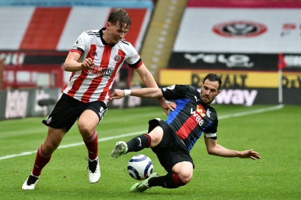 John Fleck dio el susto: se desplomó en medio del partido. AFP