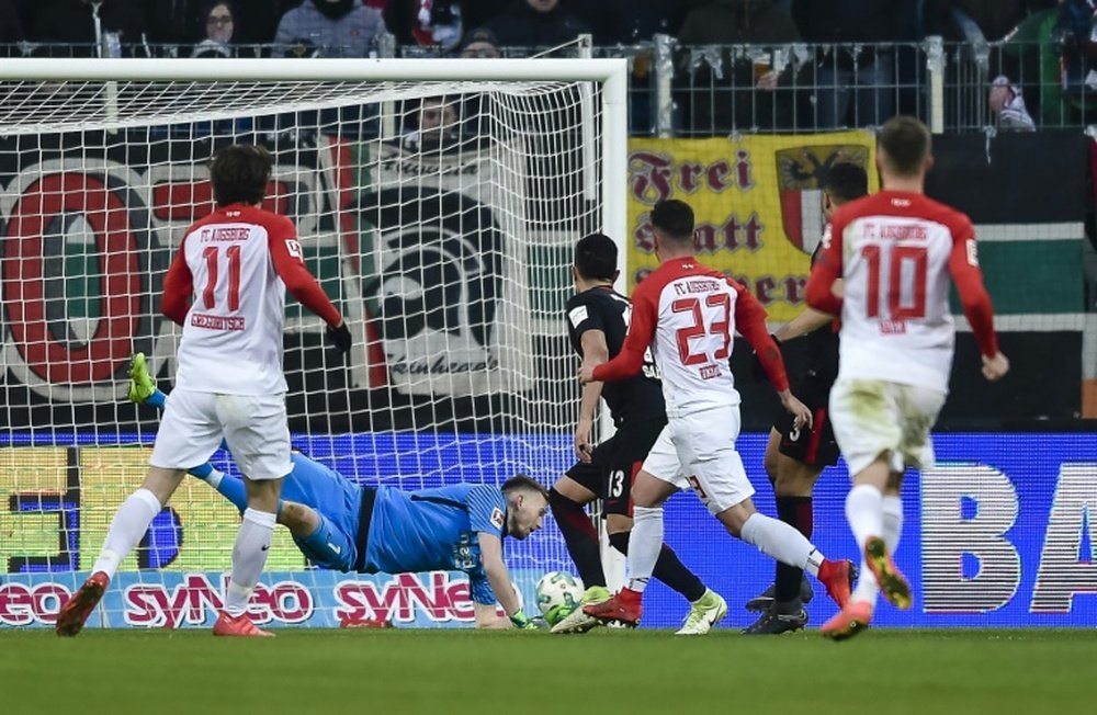 El Augsburgo venció con contundencia al Eintracht. AFP