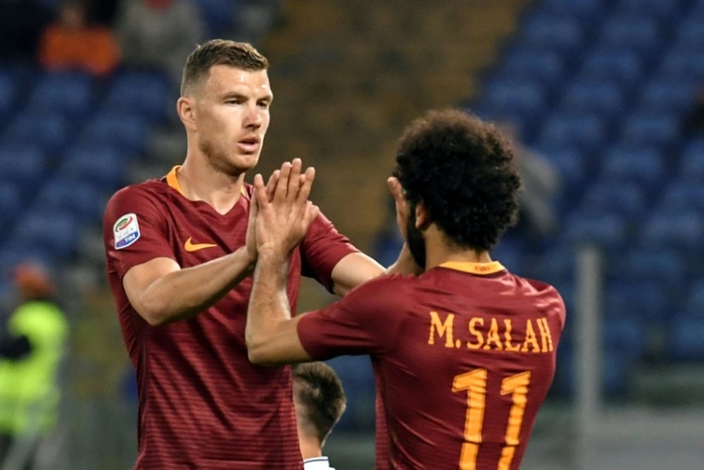 Romas Bosnian forward Edin Dzeko (L) celebrates with teammate Mohamed Salah