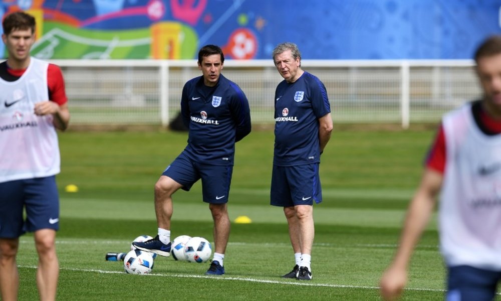 Gary Neville quiere que el fútbol inglés esté más vigilado. AFP/Archivo