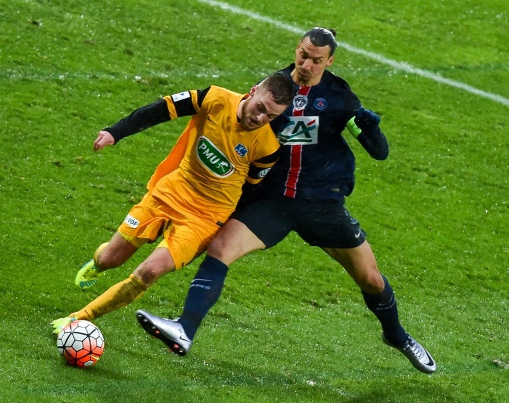 Ibra intenta robar un balón durante el partido de Copa contra el Wasquehal. AFP